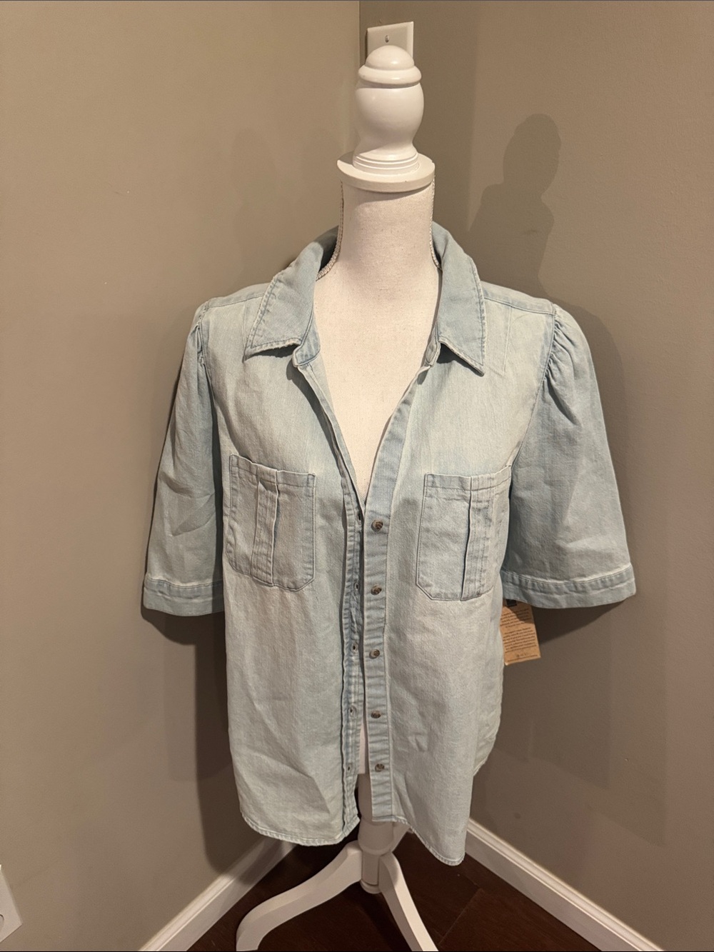 Democracy NWT Elbow Puff Sleeve Denim shirt in light wash - Picture 4 of 12